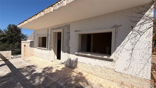 Villa In Fase Di Ristrutturazione, 4 Vani, Trullo e Garage. Poco Distante.